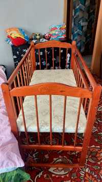 Детская кроватка с матрацем
