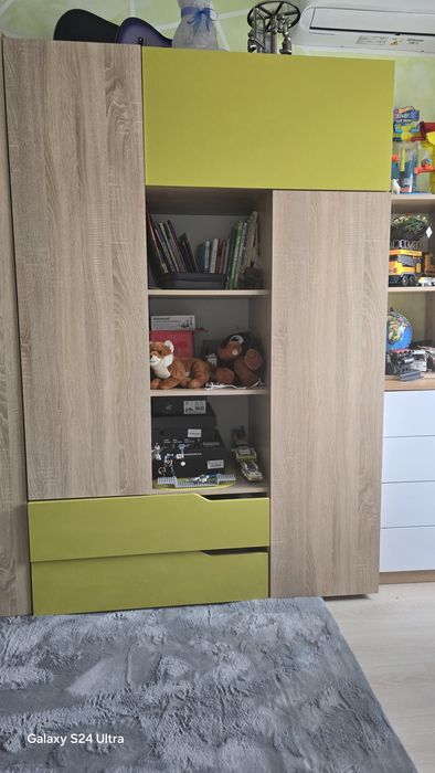 Бюро и гардероб за детска стая