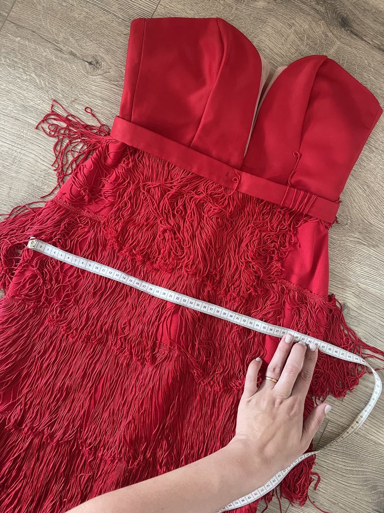 Vând rochie roșie cu franjuri făcută la comanda