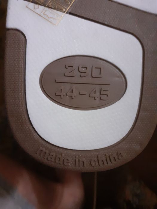 Vând o pereche de papuci pentru bărbați  maro 30 lei mărime 44 45