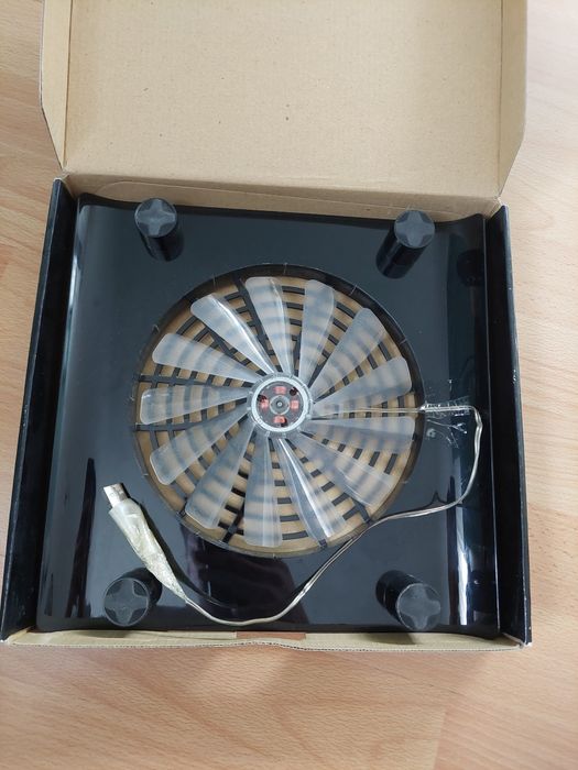 Охладител за лаптоп.