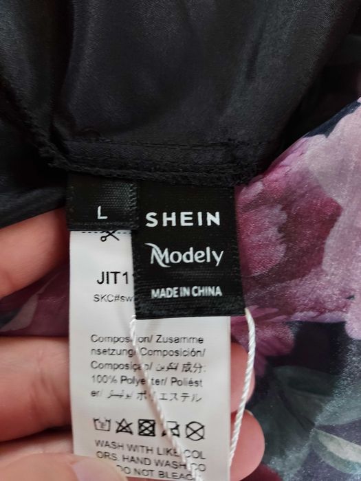 Rochie midi cu motive florale, nouă cu etichetă.