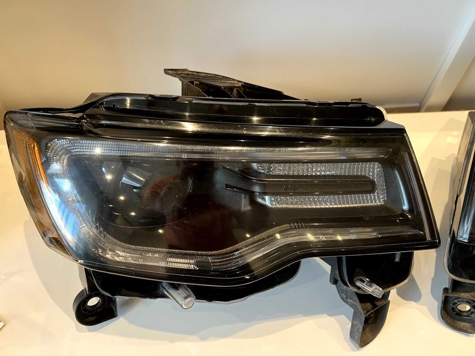 Оригинални фарове от Jeep Grand Cherokee WK2