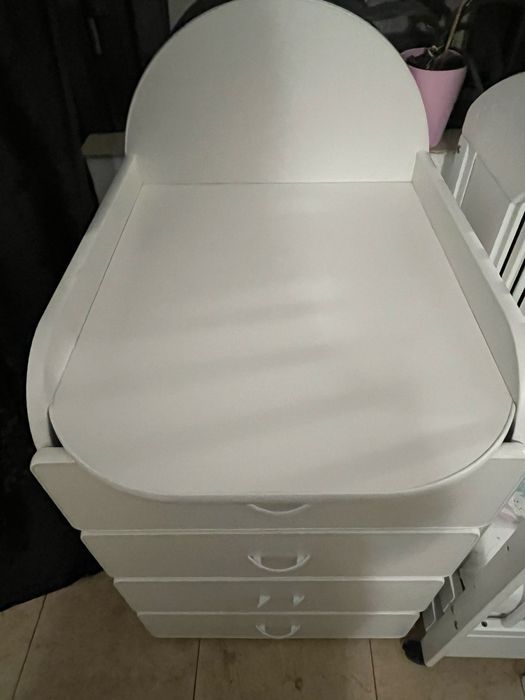 Детско легло и скрин с повивалник