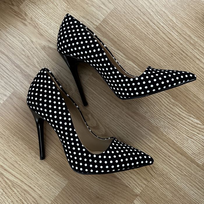 Pantofi stiletto cu buline