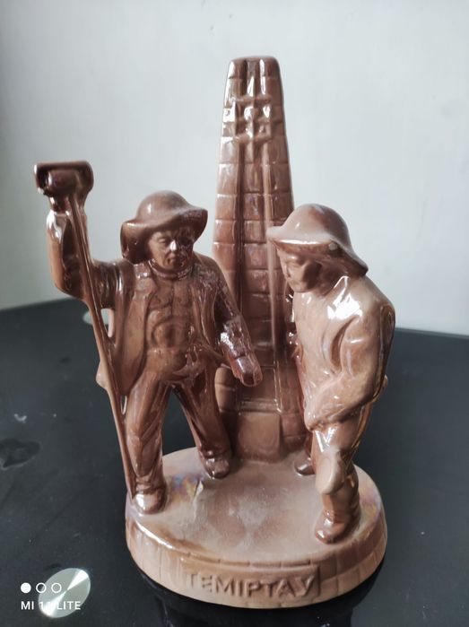 Статуэтки фарфоровые.