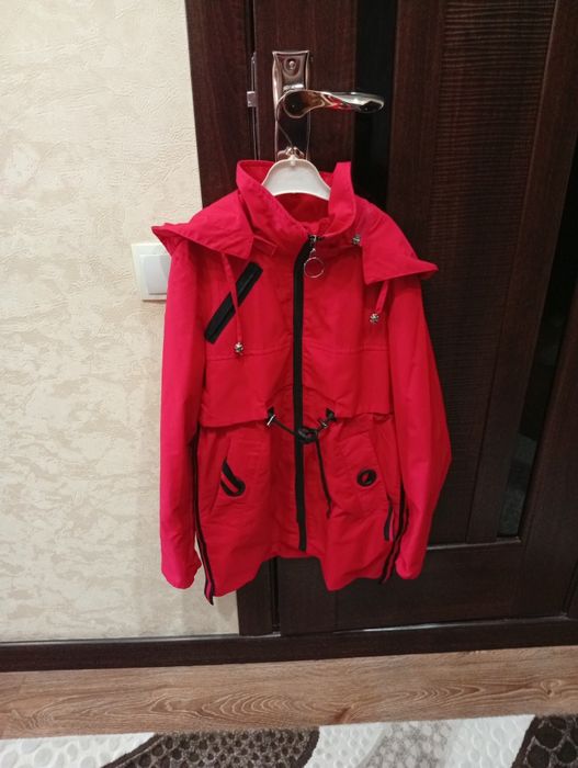 Продам плащи на девочек.