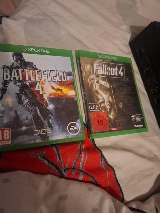 Здравейте продам този Xbox one със джостик и два диска