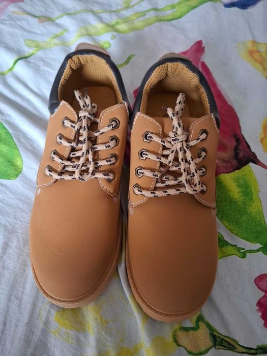 Bocanci noi cu eticheta maro