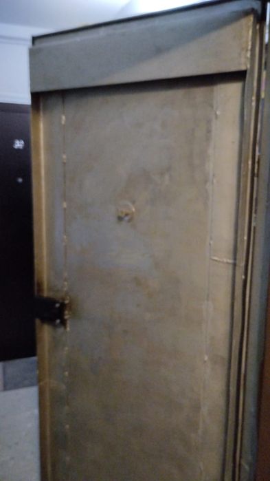 Входная железная дверь