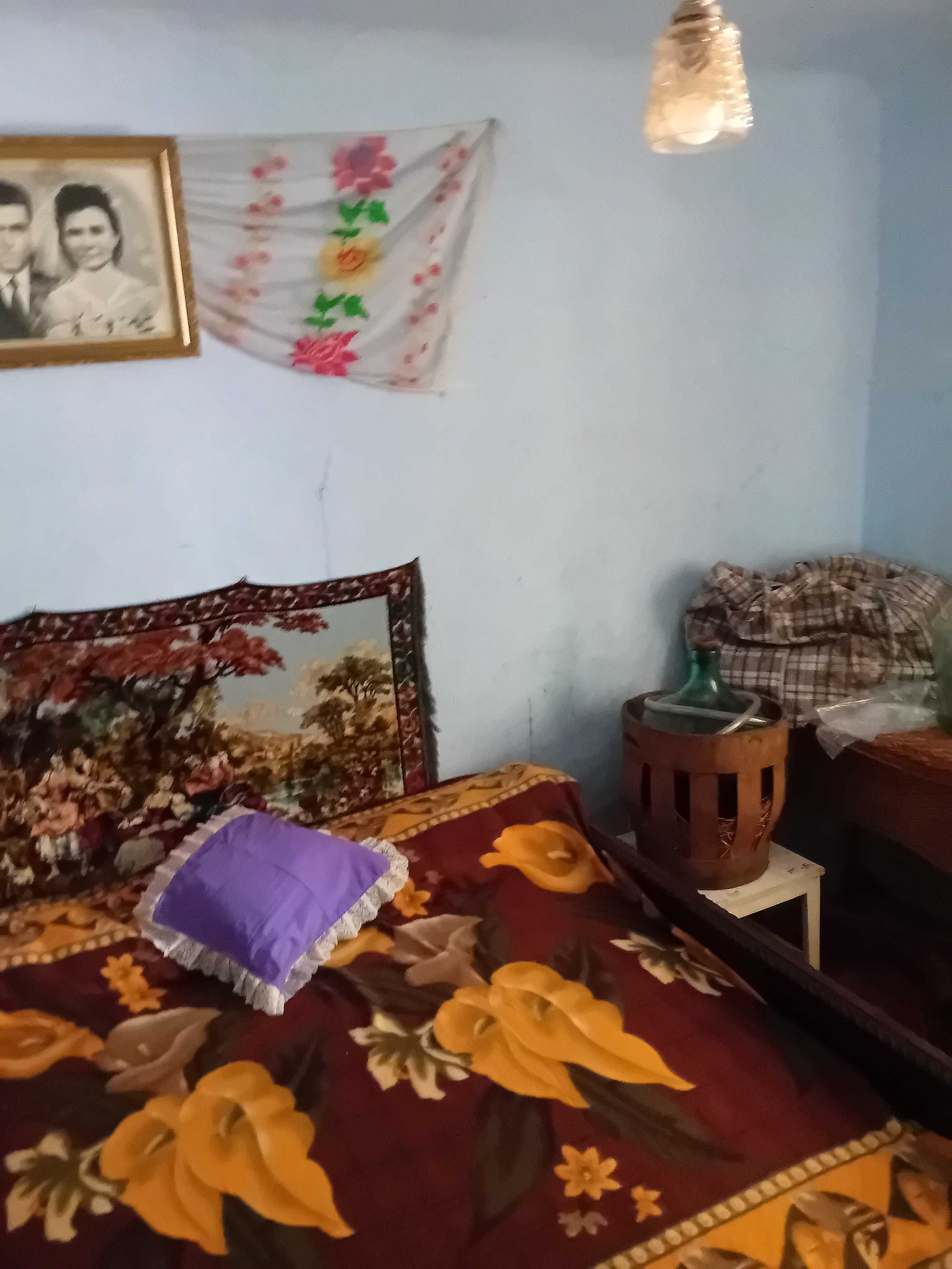 Vand casa din paianta si teren 700m