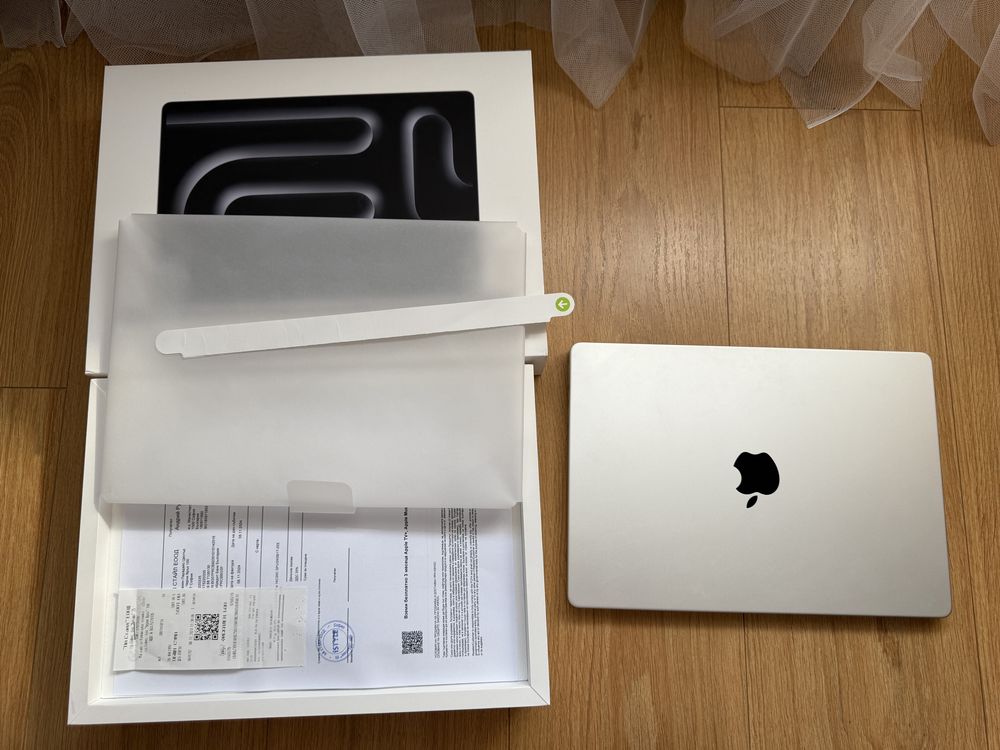 MacBook Pro 14" M4 Pro, 14CPU, 20GPU, 24GB RAM, 1TB Silver, iStyle
