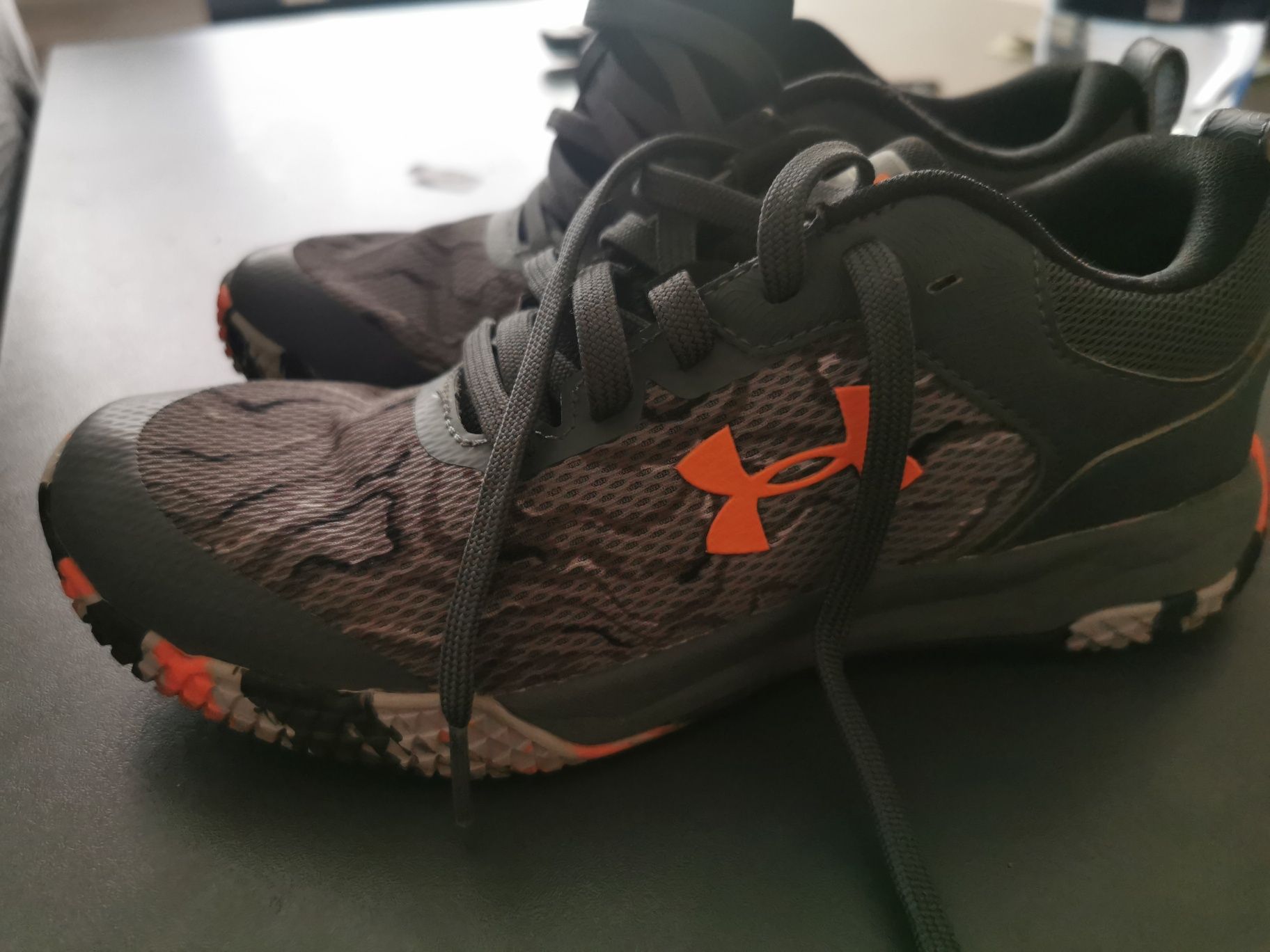 Adidași Under Armour