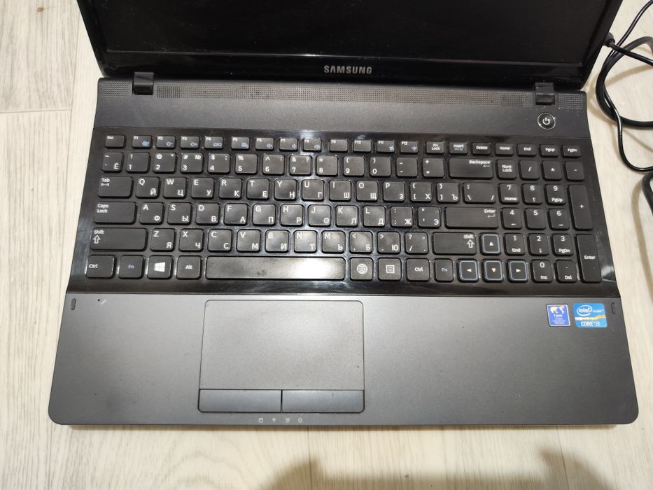 Ноутбук i3 Samsung np300e5x