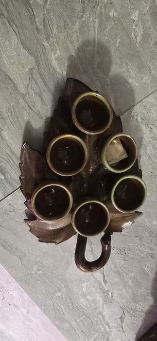 Стара троянска керамика,чаши с поставка листо