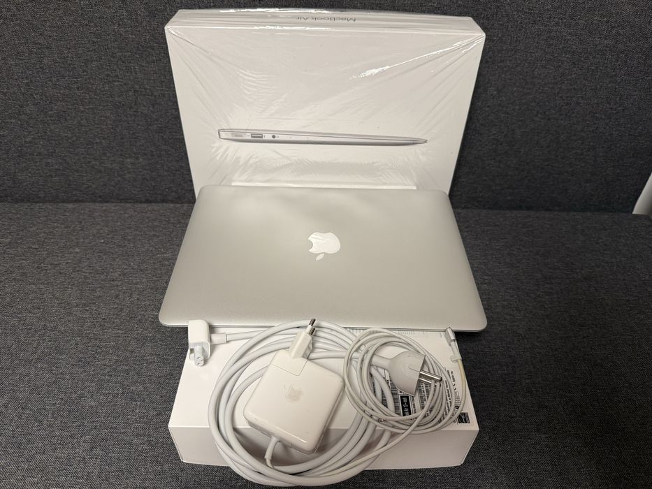MacBook Air 2017 1st owner (2020) 120 cycle battery