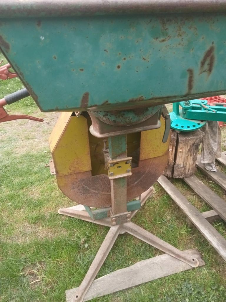 Moara de macinat cereale pentru tractor