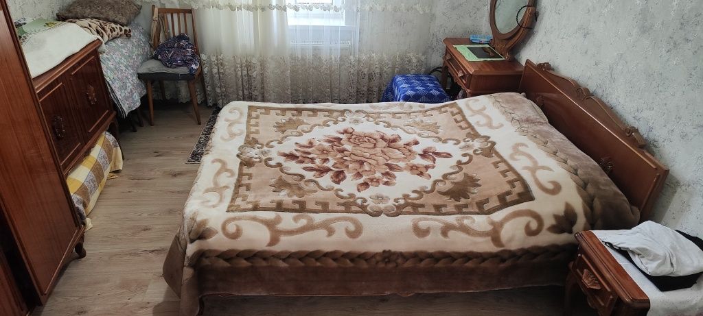Продаётся спальный гарнитур.