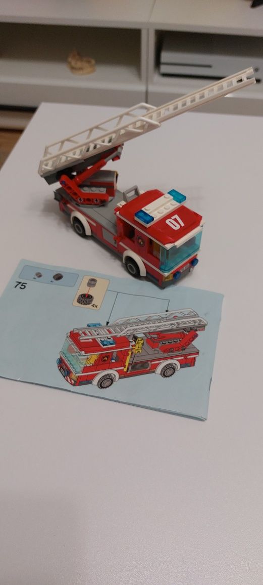 Lego masina de pompieri 60107