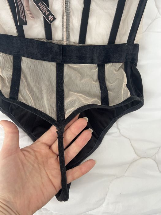 Lenjerie Victoria Secret tip body cu corset