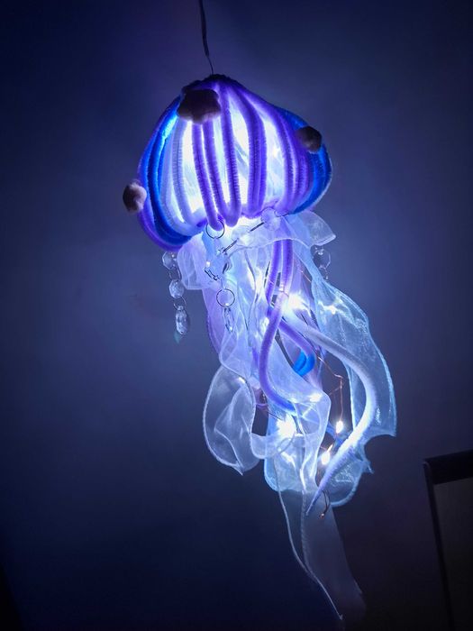 Lampă cu beculețe formă meduză din sârmă plușată