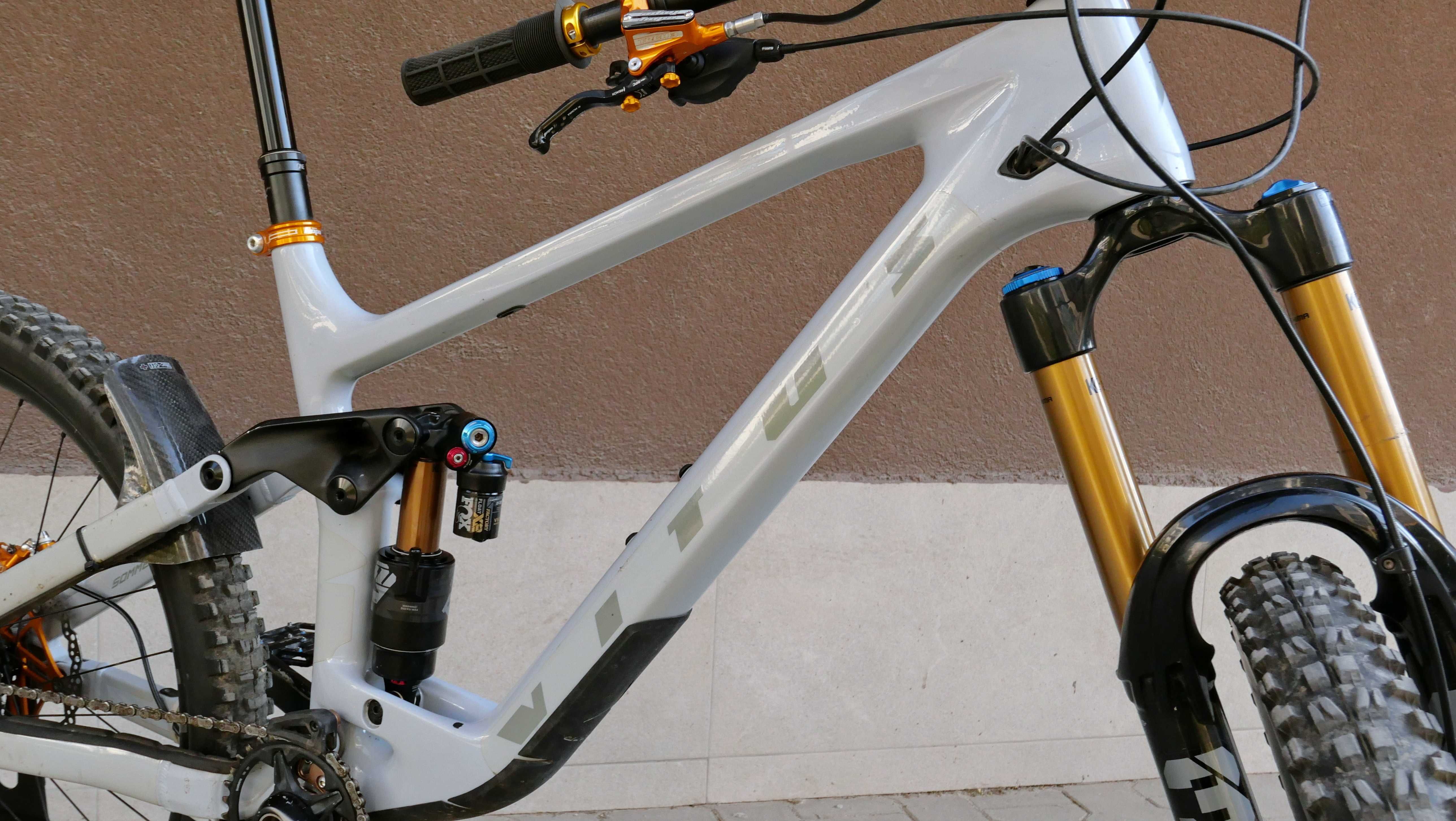 Vitus Sommet, 27.5 L, T700 карбон, FOX 38 Factroy, 170 ход, 1x 12 XTR