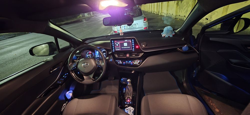 Vand Toyota C-HR km 133.000 garanție 2029