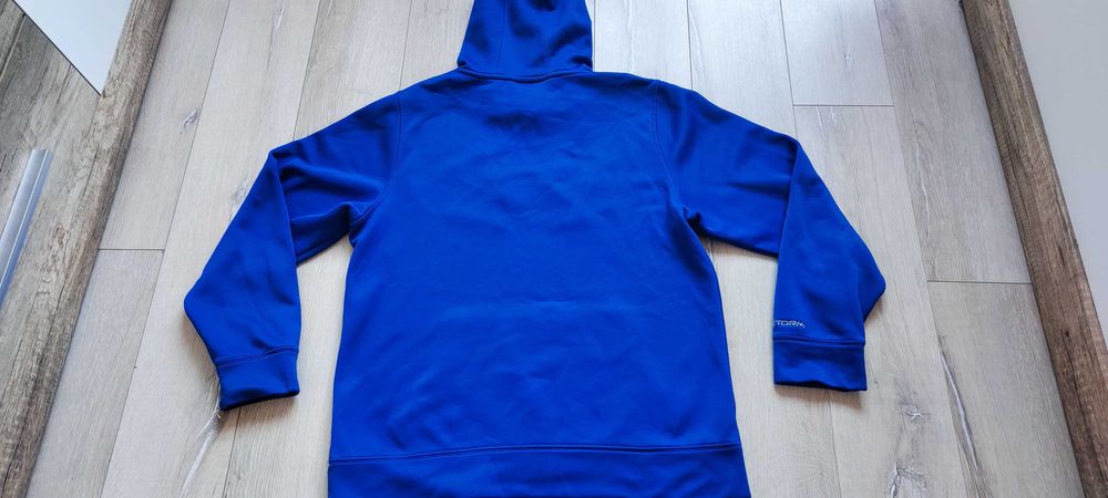 Продавам суитчър Under Armour Storm