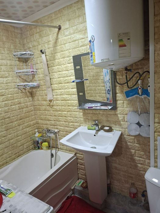 Фрунзе массив киуф ропарасида квартира сотилади