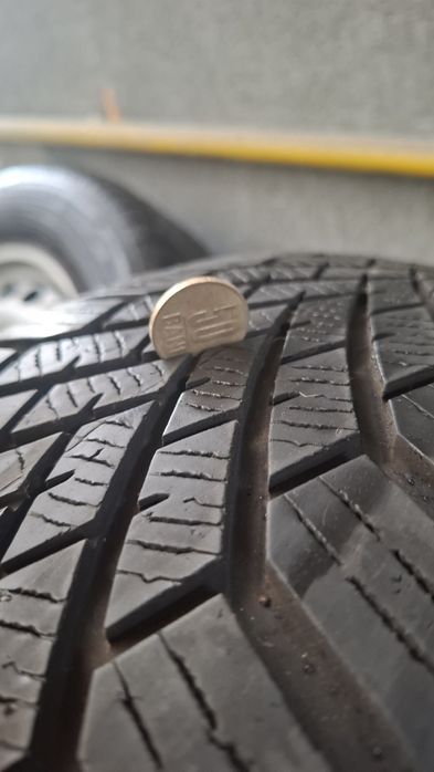 Vând anvelope iarnă  Yokohama 215 65 R16 cu jante tablă Volkswagen  5×