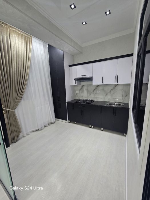 Kriti bozorda 3-xonali qilingan Arzon kvartira sotiladi. Xona