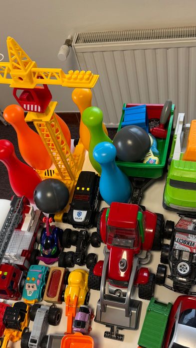 Jucării mașini multe