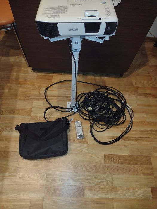 Videoproiector Epson EB-X41 cu suport de prindere și cabluri de 10 m