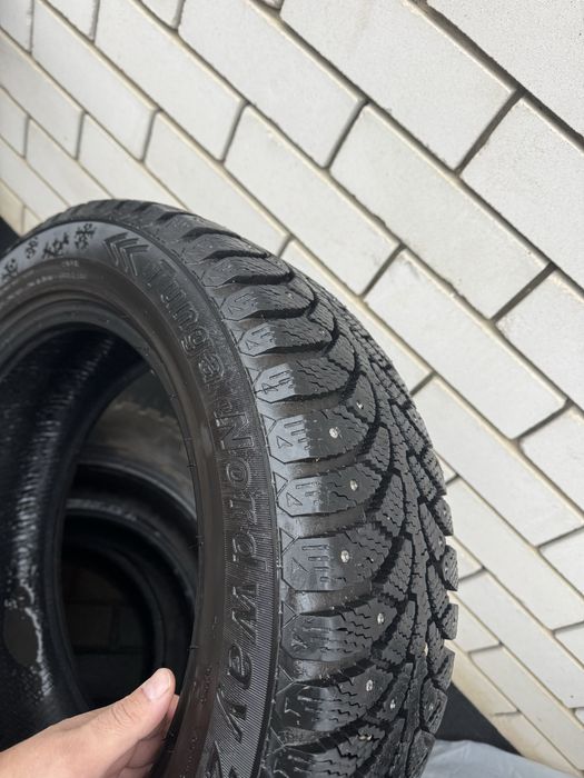 Зимние шины с шипами почти новые ездили 1 сезон
