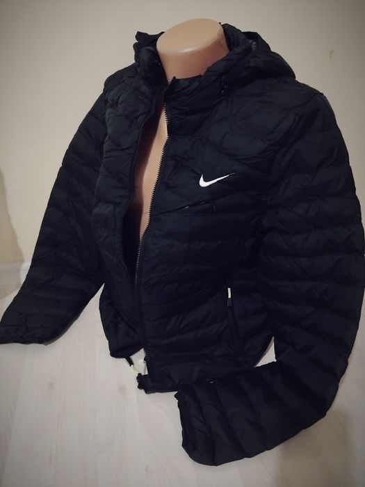 Geaca dama Nike.