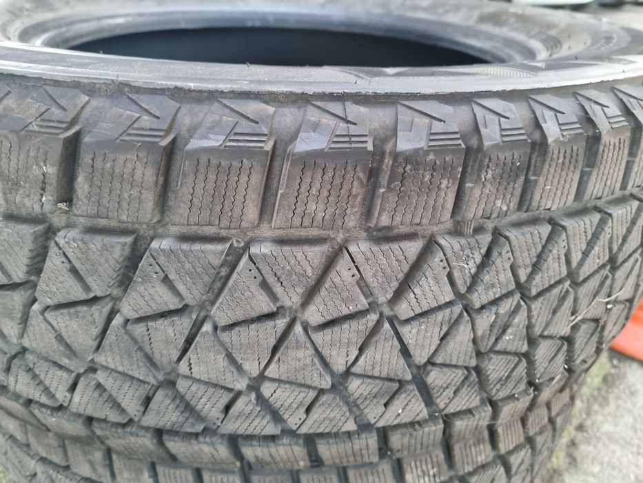 Anvelope iarna  Bridgestone 235,65,17 aproape noi