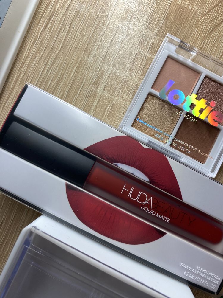 Червило на Huda Beauty и 4 цвята сенки за очи на lottie