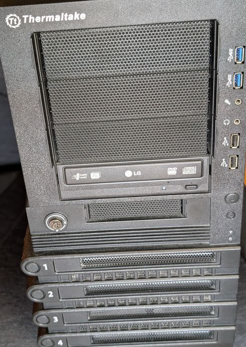 Vând carcasă Thermaltake Level 10 GTS neagră cu sursa Enermax