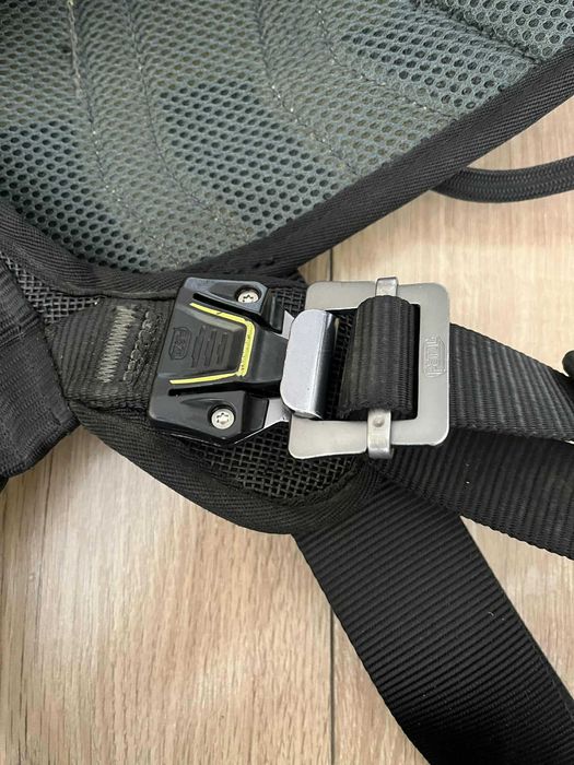 Сбруя Petzl AVAO и каска Petzl Vertex Vent