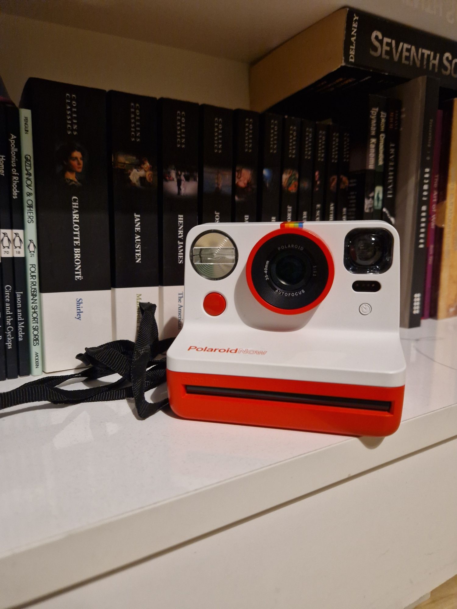 Polaroid Now фотоапарат за моментни снимки
