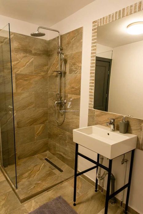 Inchiriez Cabana The Forest din Poiana Horea liber weekend 1 Decembrie