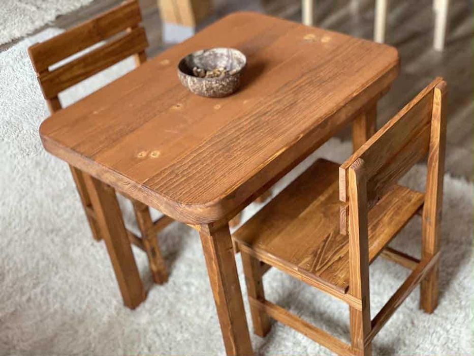 Детски комплект-дървена маса с две столчета