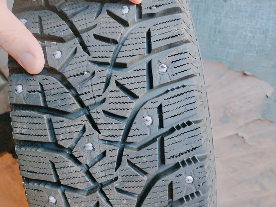 Шины зимние с шипами Bridgestone