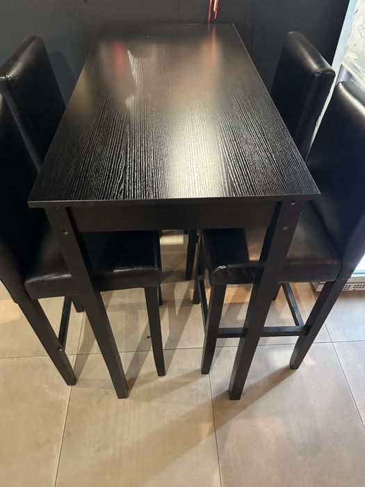 Бар маса и четири стола