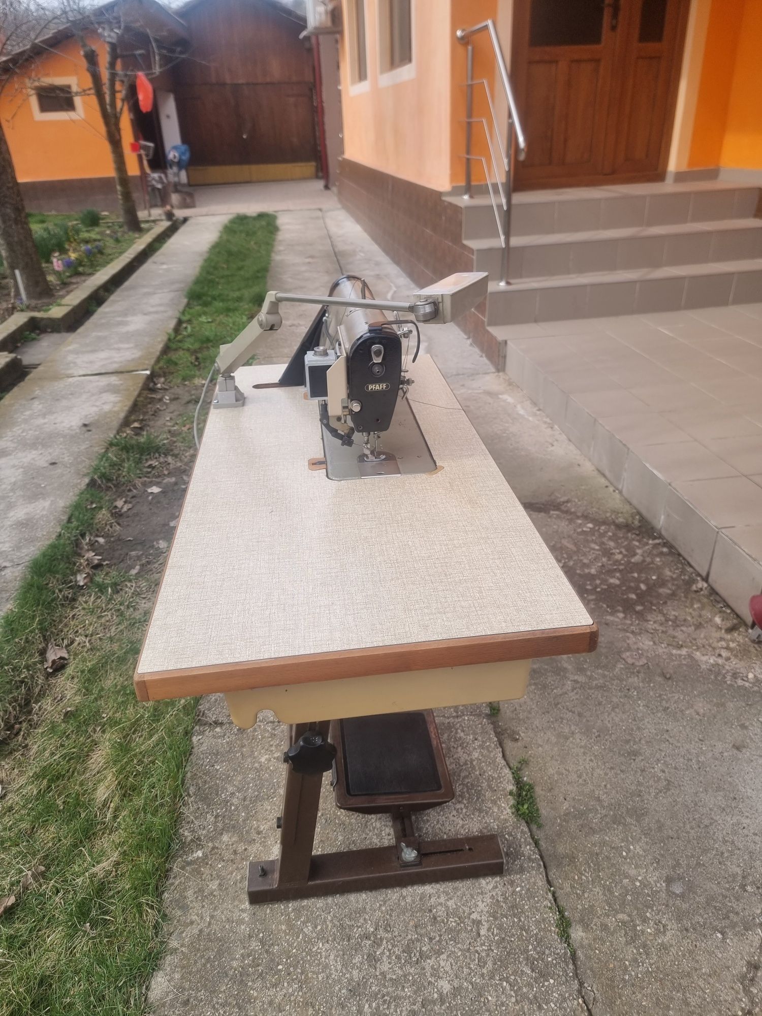 Mașina de cusut PFAFF