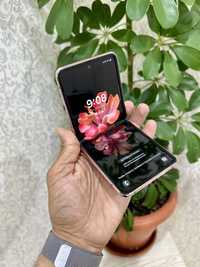 Продам Samsung Z Flip 5G 256GB телефон в хорошем состоянии.
