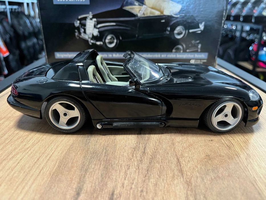 Метална колекционерска количка  модел DODGE VIPER SRT 1:18  мащаб