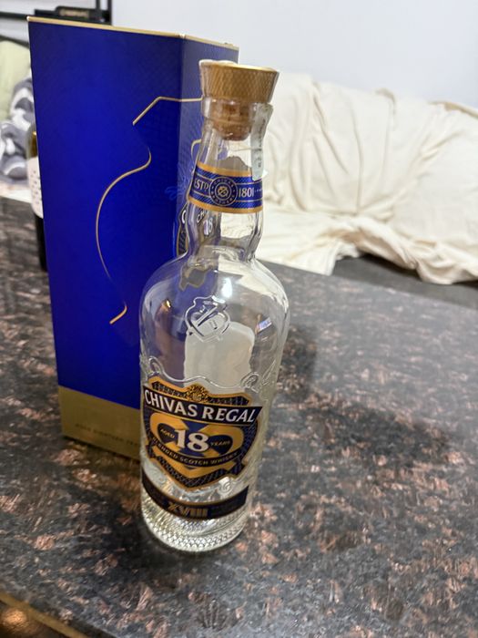 Празна бутилка Chivas Regal 18 .