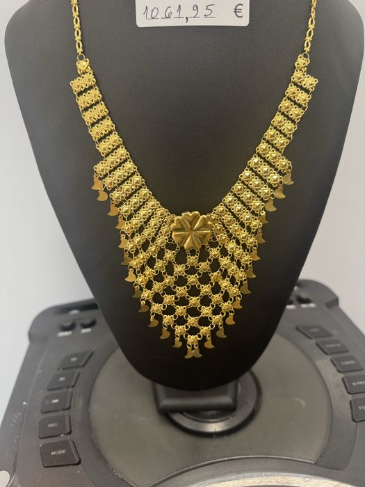 Златно колие за повод