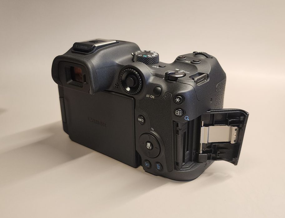 Canon R7 cu adaptor EF-RF, obiectiv Canon EF-S 10-18, bliț Godox V350C